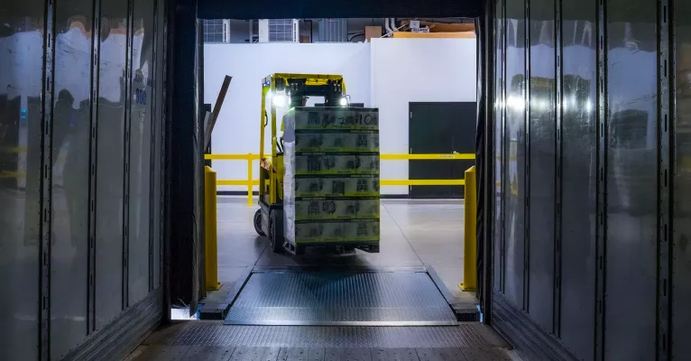 Forklift truck pallet loading